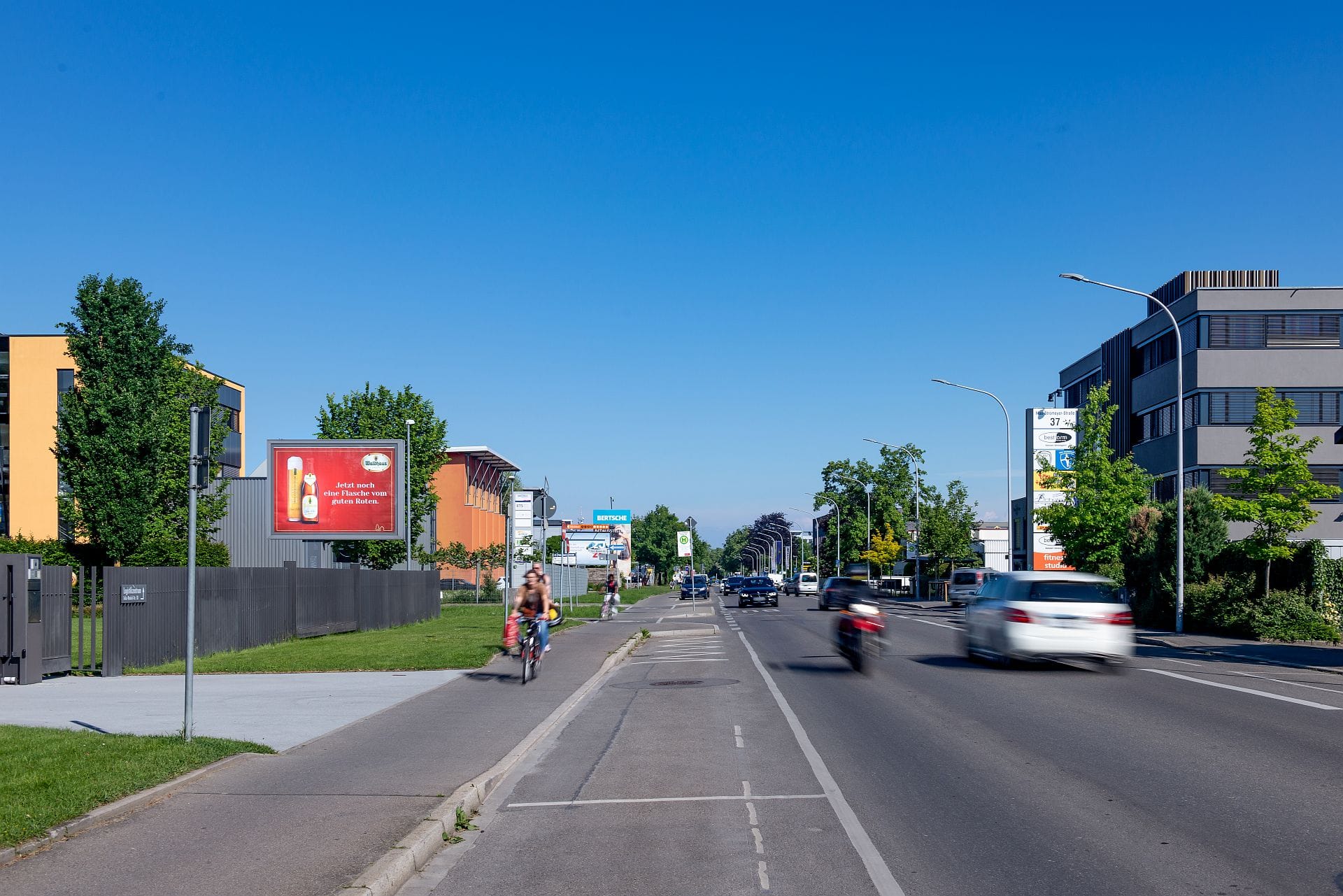 Nachtaufnahme eines City-Light-Boards an einer Hauptstraße in Konstanz Nachtaufnahme eines City-Light-Boards an einer Hauptstraße in Konstanz