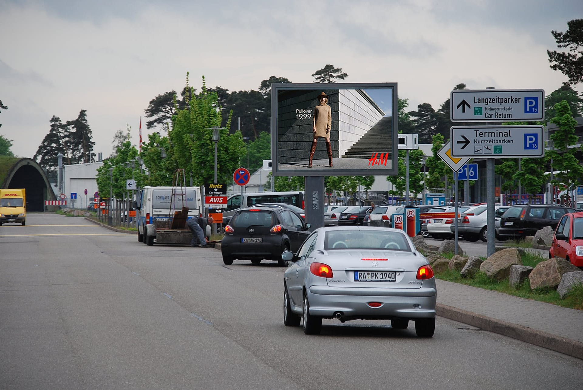 City-Light-Board an der Parktplatzzufahrt am Flughafen Karlsruhe City-Light-Board an der Parktplatzzufahrt am Flughafen Karlsruhe