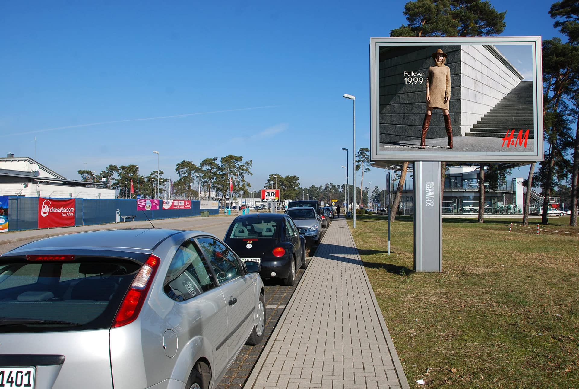 City-Light-Board an der Zufahrtsstraße am Flughafen Karlsruhe City-Light-Board an der Zufahrtsstraße am Flughafen Karlsruhe