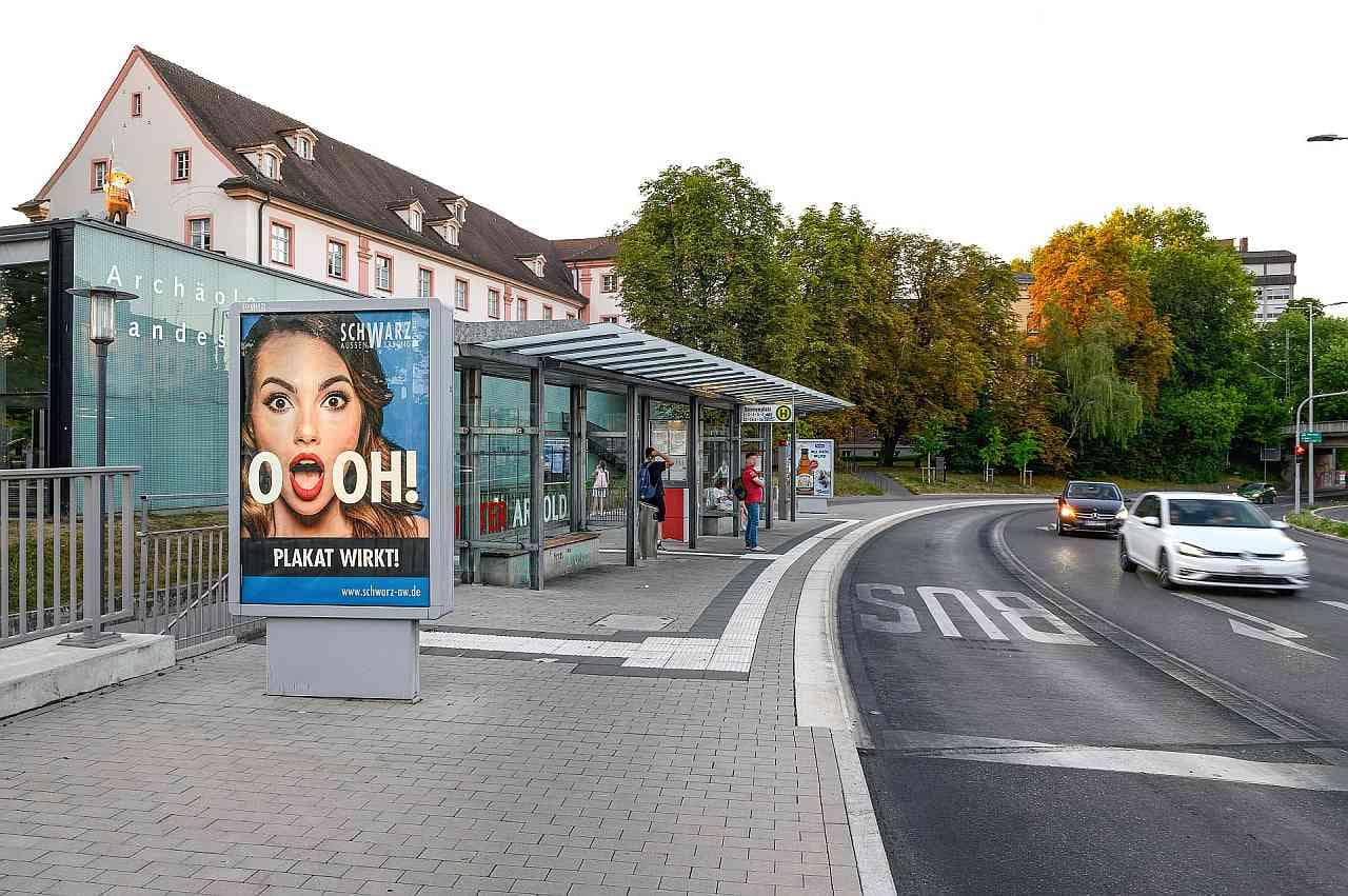 Tagaufnahme einer zentralen Bushaltestelle mit CityLightPoster in Konstanz Tagaufnahme einer zentralen Bushaltestelle mit CityLightPoster in Konstanz