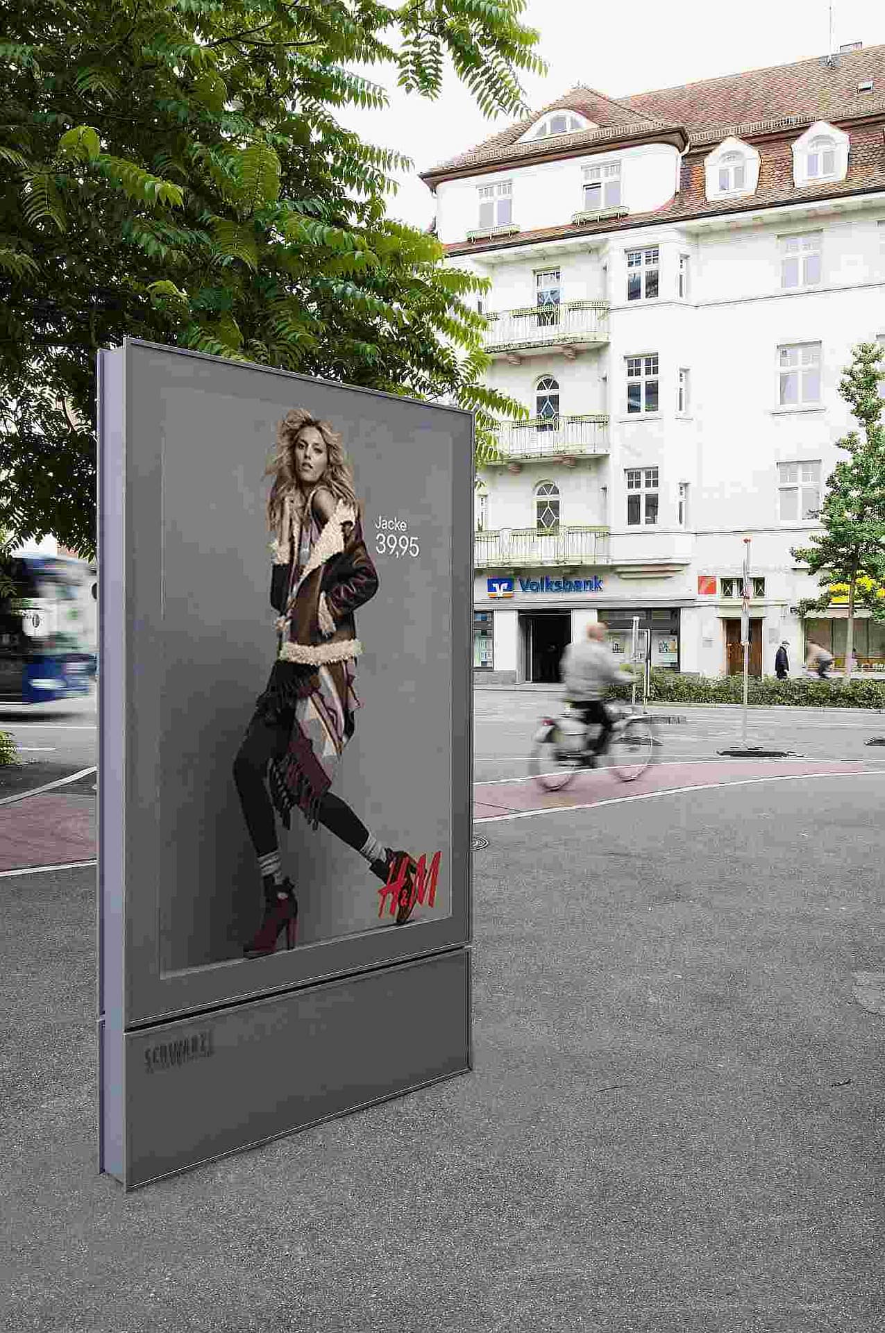 CityLightPoster-Vitrine neben einem Fahrradweg CityLightPoster-Vitrine neben einem Fahrradweg