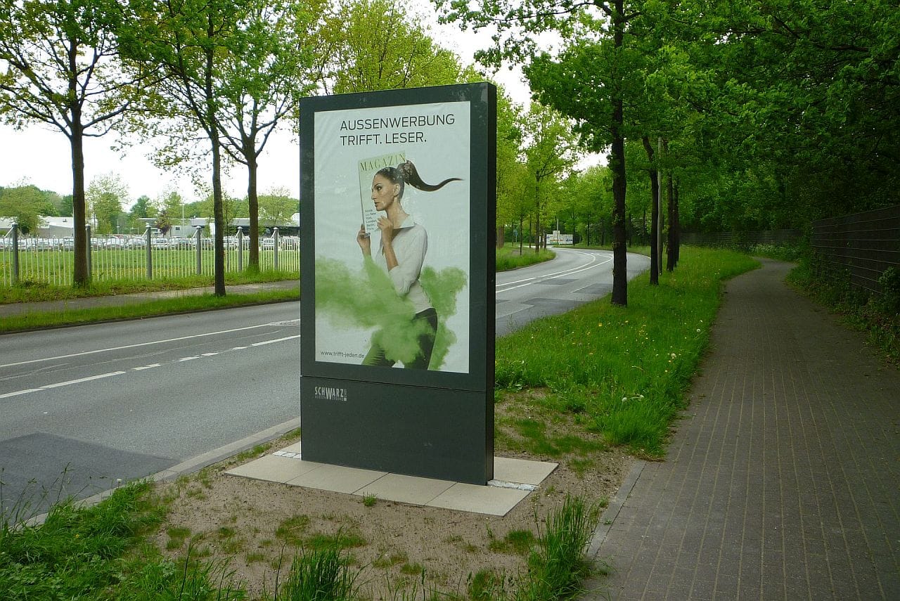 CityLightPoster als Einzelvitrine neben einer Zufahrtsstraße CityLightPoster als Einzelvitrine neben einer Zufahrtsstraße