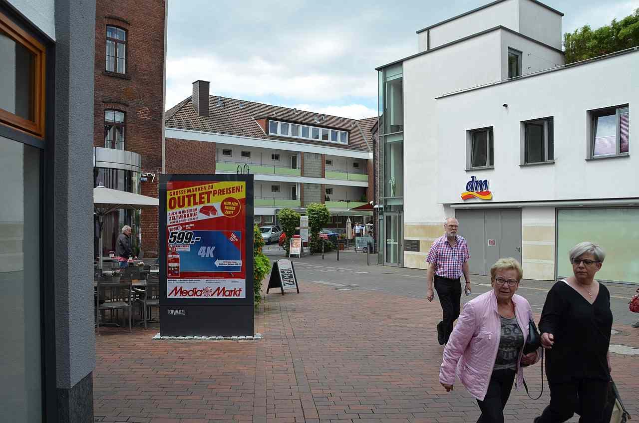 CityLightPoster in der Nähe des Eingangs eines dm-Drogeriemarktes CityLightPoster in der Nähe des Eingangs eines dm-Drogeriemarktes