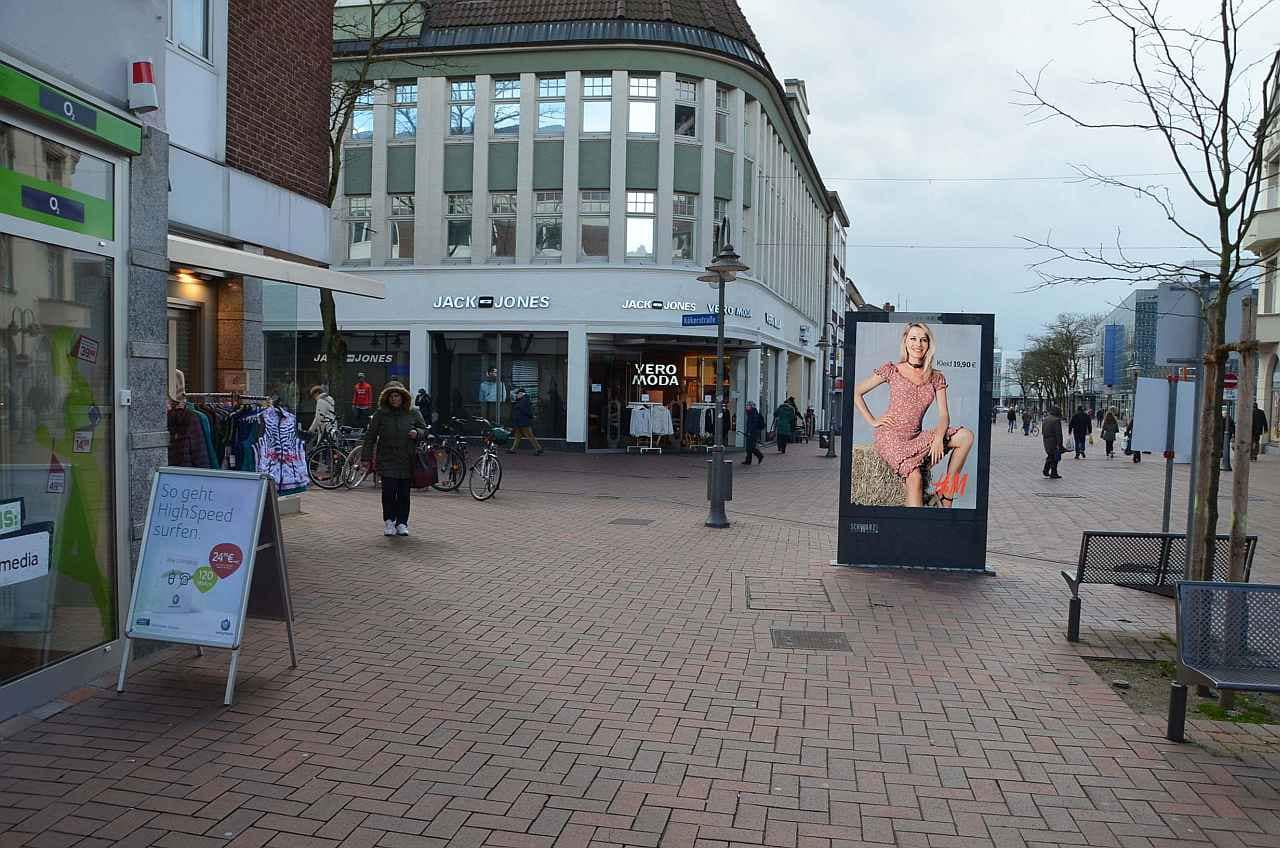 CityLightPoster in einer belebten Fußgängerzone CityLightPoster in einer belebten Fußgängerzone