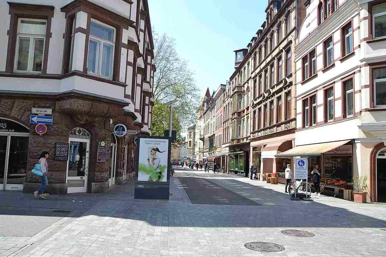 CityLightPoster-Vitrine in einer Fußgängerzone CityLightPoster-Vitrine in einer Fußgängerzone