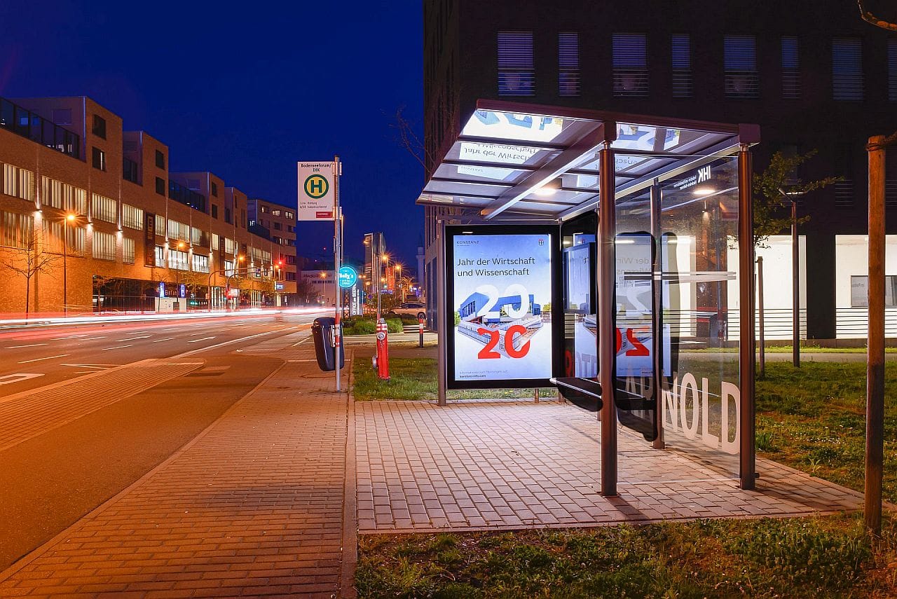 Nachtaufnahme eines beleuchteten CityLightPoster an einer Buswartehalle in Konstanz Nachtaufnahme eines beleuchteten CityLightPoster an einer Buswartehalle in Konstanz