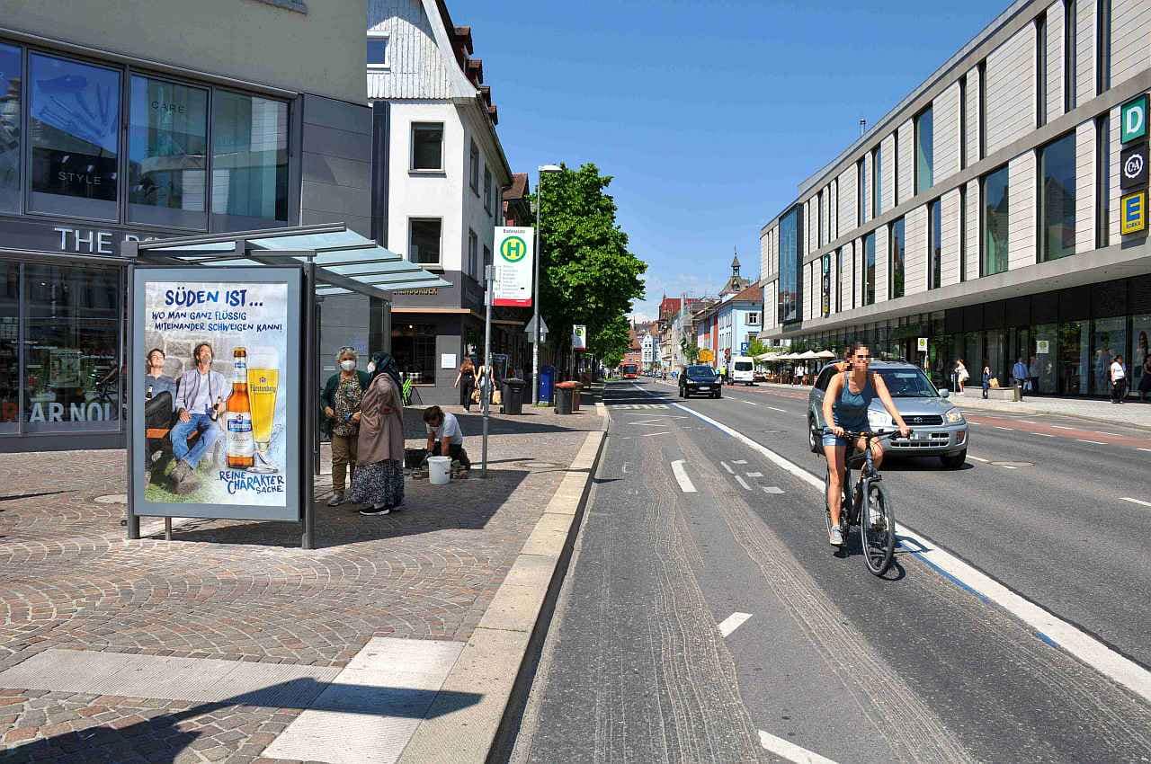 CityLightPoster in einer Buswartehalle an einer Zufahrtstraße in der Innenstadt von Konstanz CityLightPoster in einer Buswartehalle an einer Zufahrtstraße in der Innenstadt von Konstanz