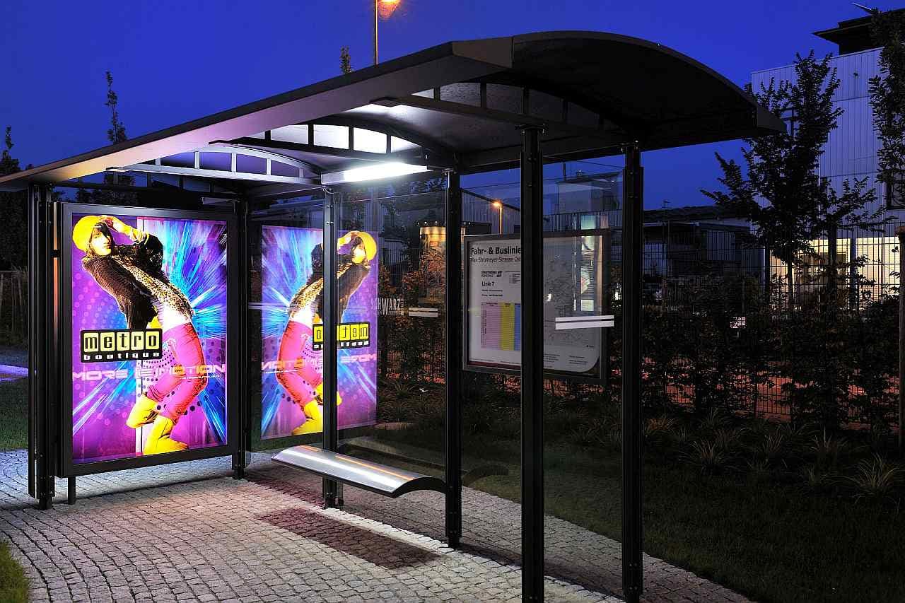 Nachtaufnahme einer Buswartehalle mit CityLightPoster Nachtaufnahme einer Buswartehalle mit CityLightPoster