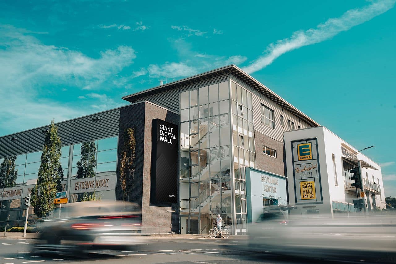 Digitaler Screen an der Hauswand eines Edeka-Marktes Digitaler Screen an der Hauswand eines Edeka-Marktes