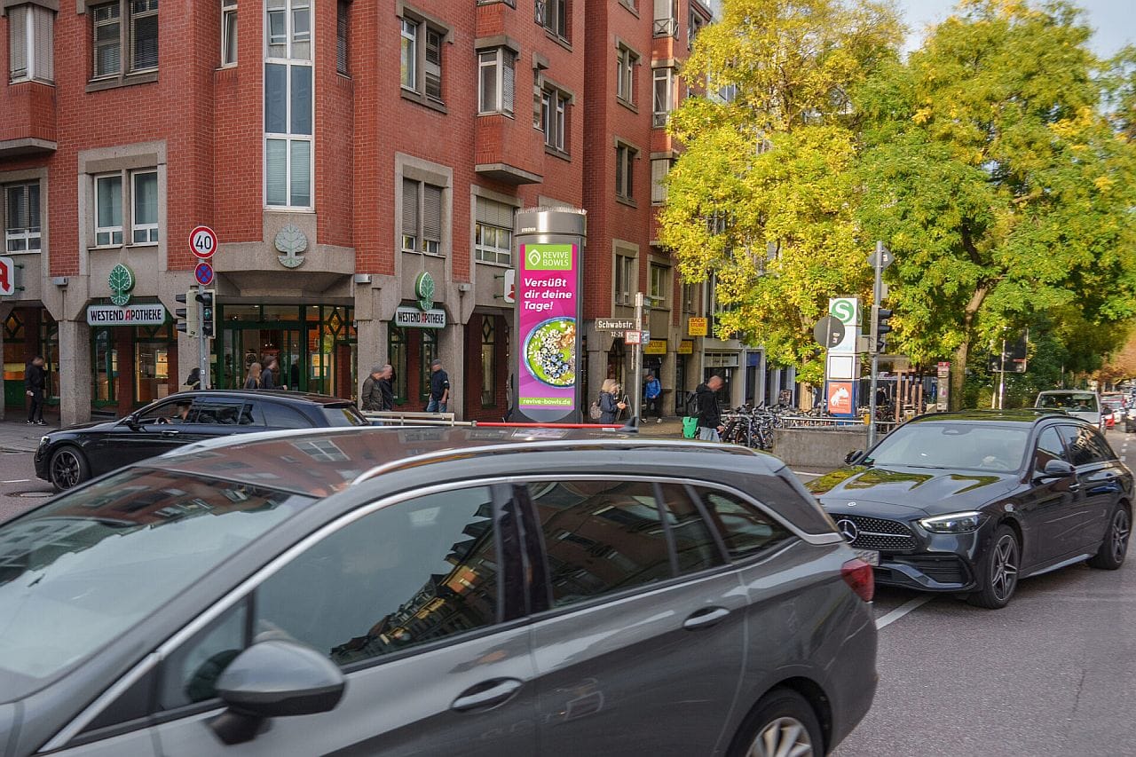 Foto einer digitalen CityLightSäule im öffentlichen Raum Foto einer digitalen CityLightSäule im öffentlichen Raum