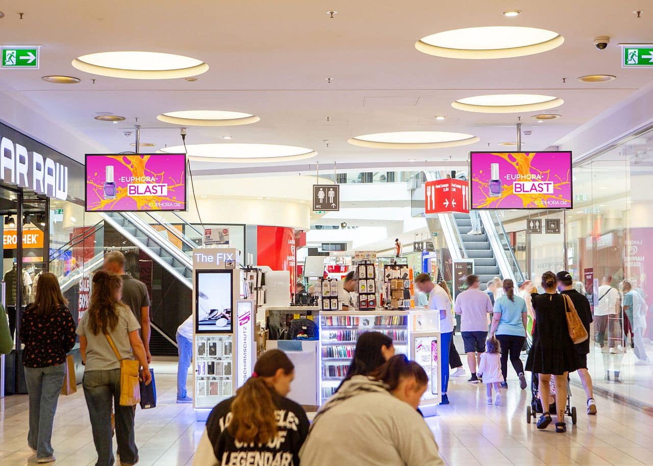 Foto von digitalen Screens in einer Einkaufspassage Foto von digitalen Screens in einer Einkaufspassage