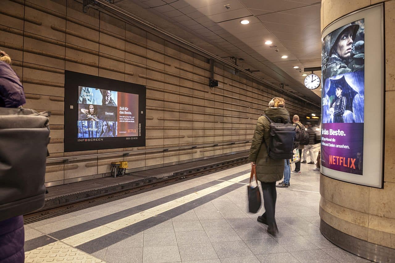 Digitaler Screen am Bahnsteig eines U-Bahnstation Digitaler Screen am Bahnsteig eines U-Bahnstation