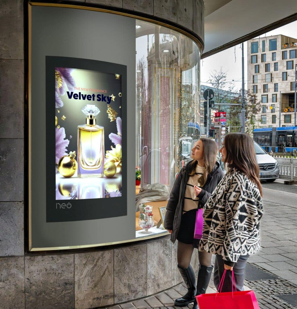 Digitaler Screens in einem Schaufenster in einer Fußgängerzone Digitaler Screens in einem Schaufenster in einer Fußgängerzone