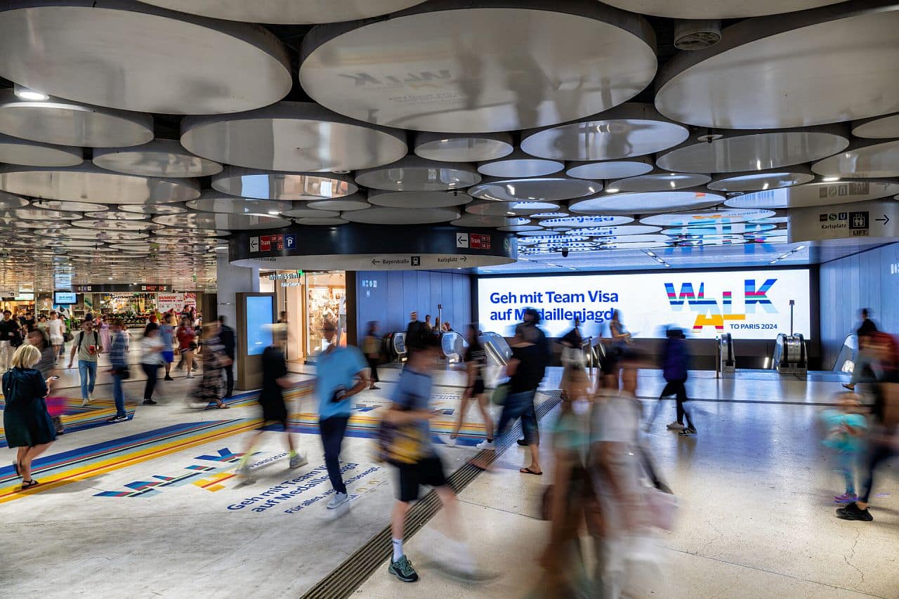 Digitaler Screens über einer Rolltreppe in einer U-Bahnstation in München Digitaler Screens über einer Rolltreppe in einer U-Bahnstation in München