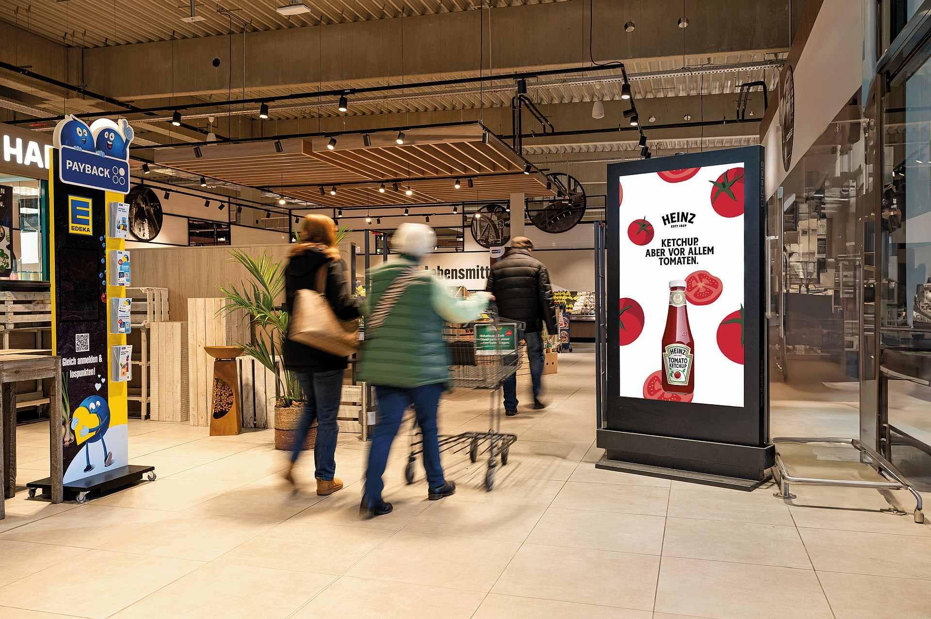 Digitales CityLightPoster im Eingangsbereich eines Verbrauchermarktes Digitales CityLightPoster im Eingangsbereich eines Verbrauchermarktes