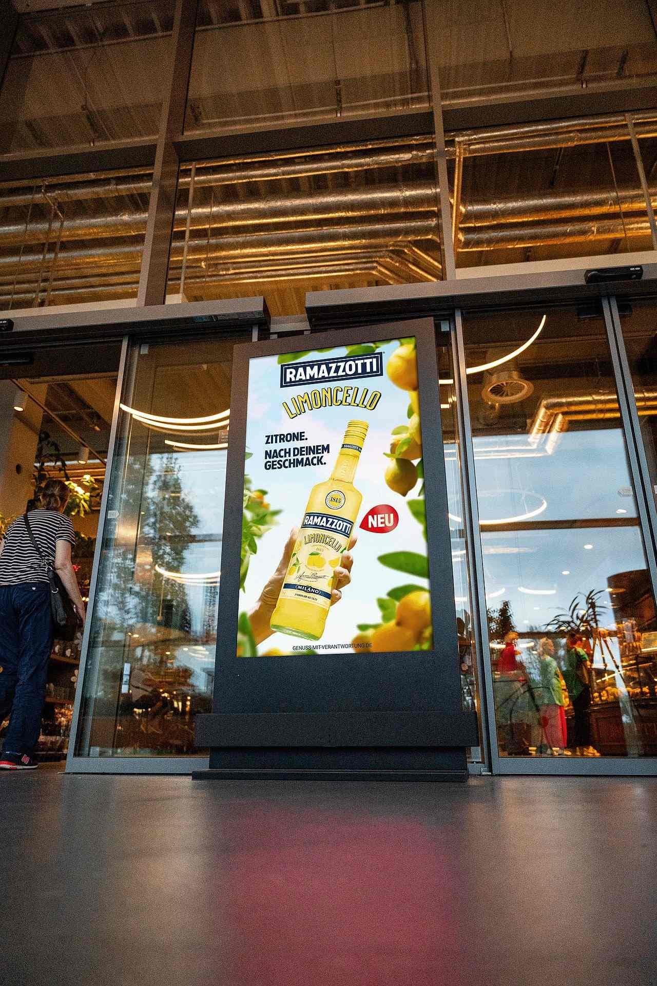 Digitales CityLightPoster vor der Eingangstüre zu einem Verbrauchermarkt Digitales CityLightPoster vor der Eingangstüre zu einem Verbrauchermarkt