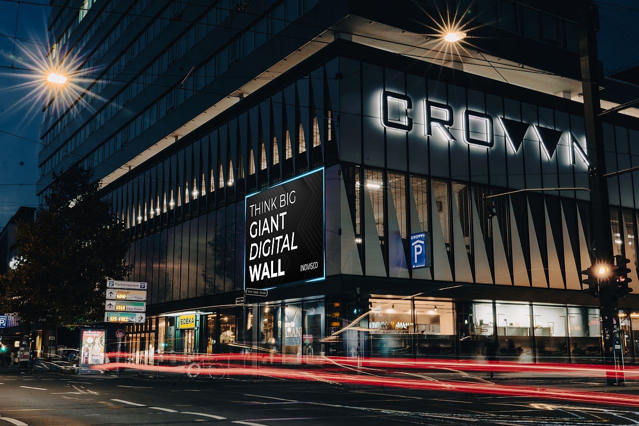 Foto eines digitalen Riesenposters an einer Hauswand in Berlin Foto eines digitalen Riesenposters an einer Hauswand in Berlin