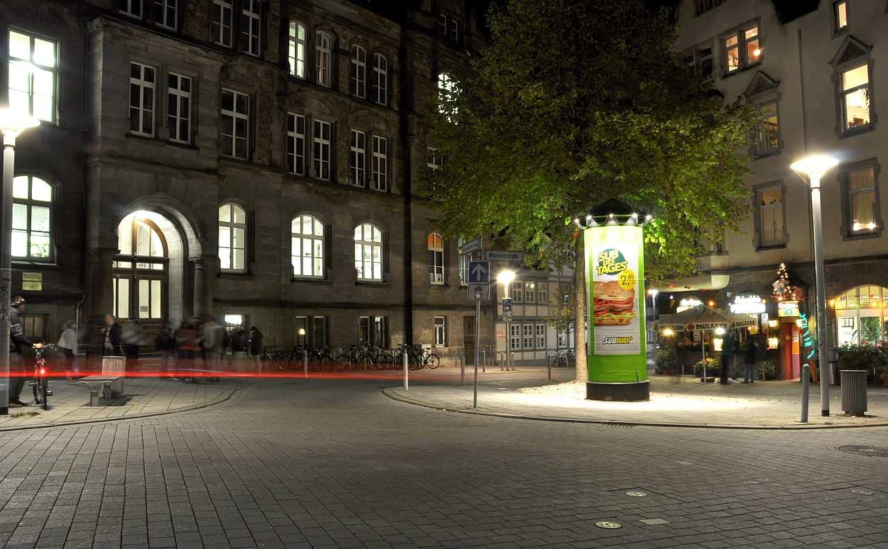 Nachtaufnahme einer beleuchteten Ganzsäule im Innenstadtbereich Nachtaufnahme einer beleuchteten Ganzsäule im Innenstadtbereich