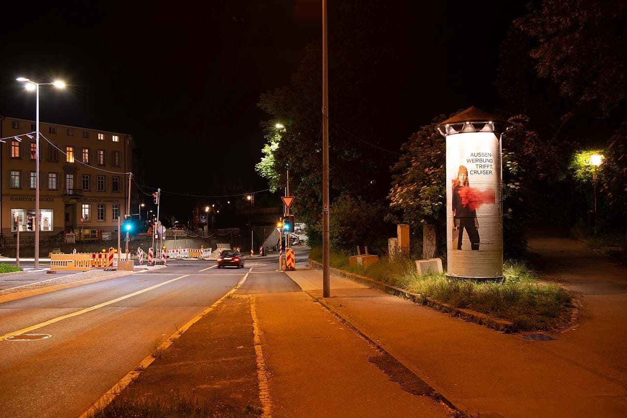 Nachtaufnahme einer beleuchteten Ganzsäule an einer Zufahrtsstraße Nachtaufnahme einer beleuchteten Ganzsäule an einer Zufahrtsstraße