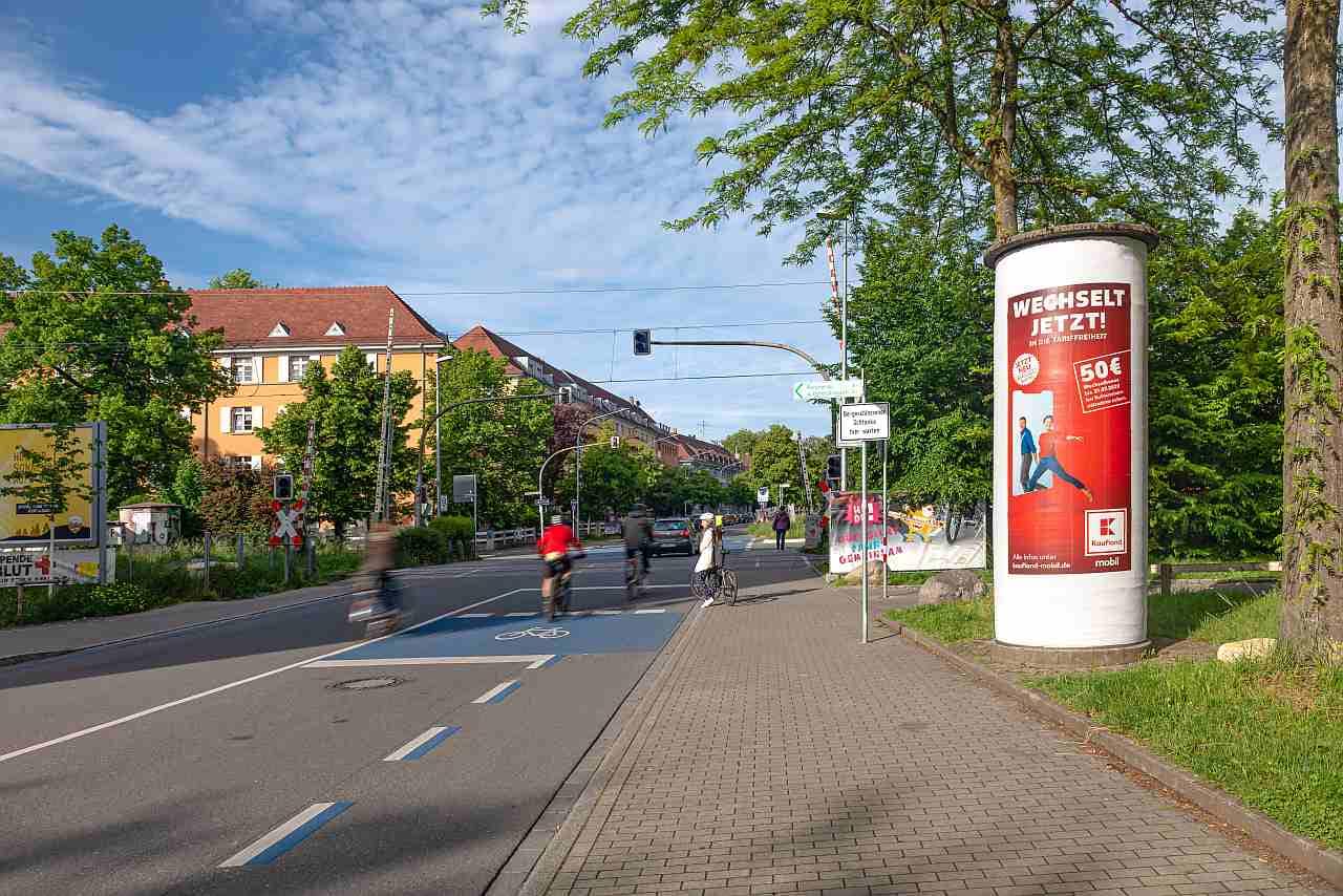 Foto einer Ganzsäule neben einer frequentierten Fahrradstraße Foto einer Ganzsäule neben einer frequentierten Fahrradstraße