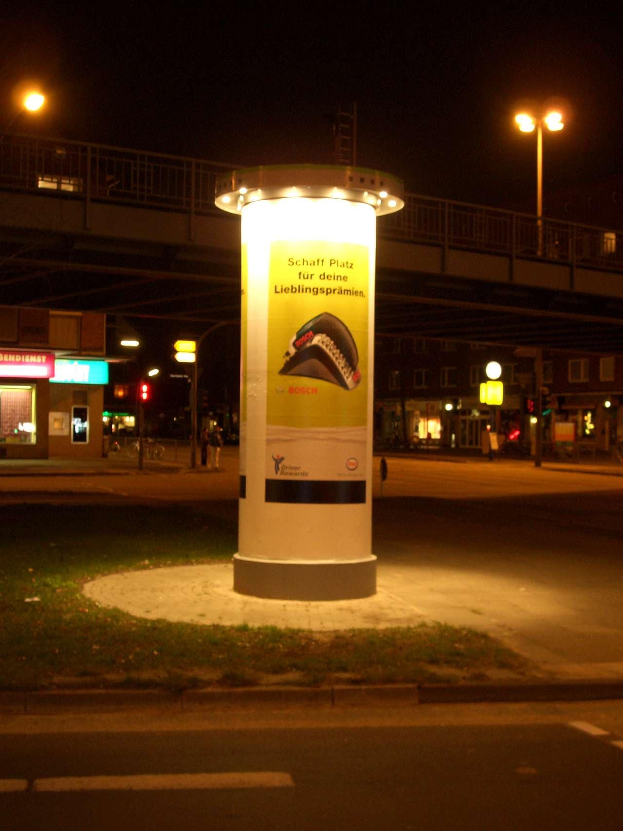 Nachtaufnahme einer beleuchteten Ganzsäule Nachtaufnahme einer beleuchteten Ganzsäule