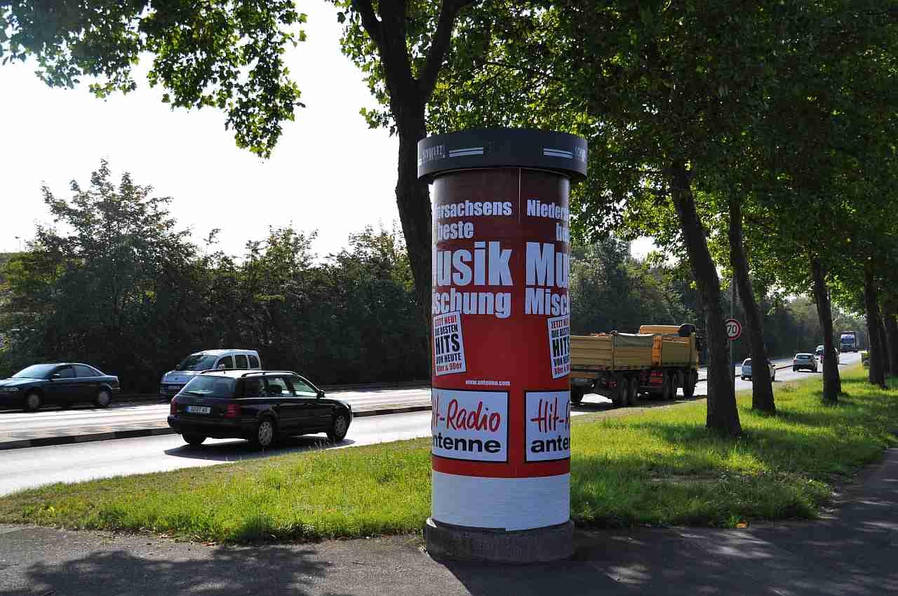 Foto einer Ganzsäule neben einer Zufahrtsstraße Foto einer Ganzsäule neben einer Zufahrtsstraße