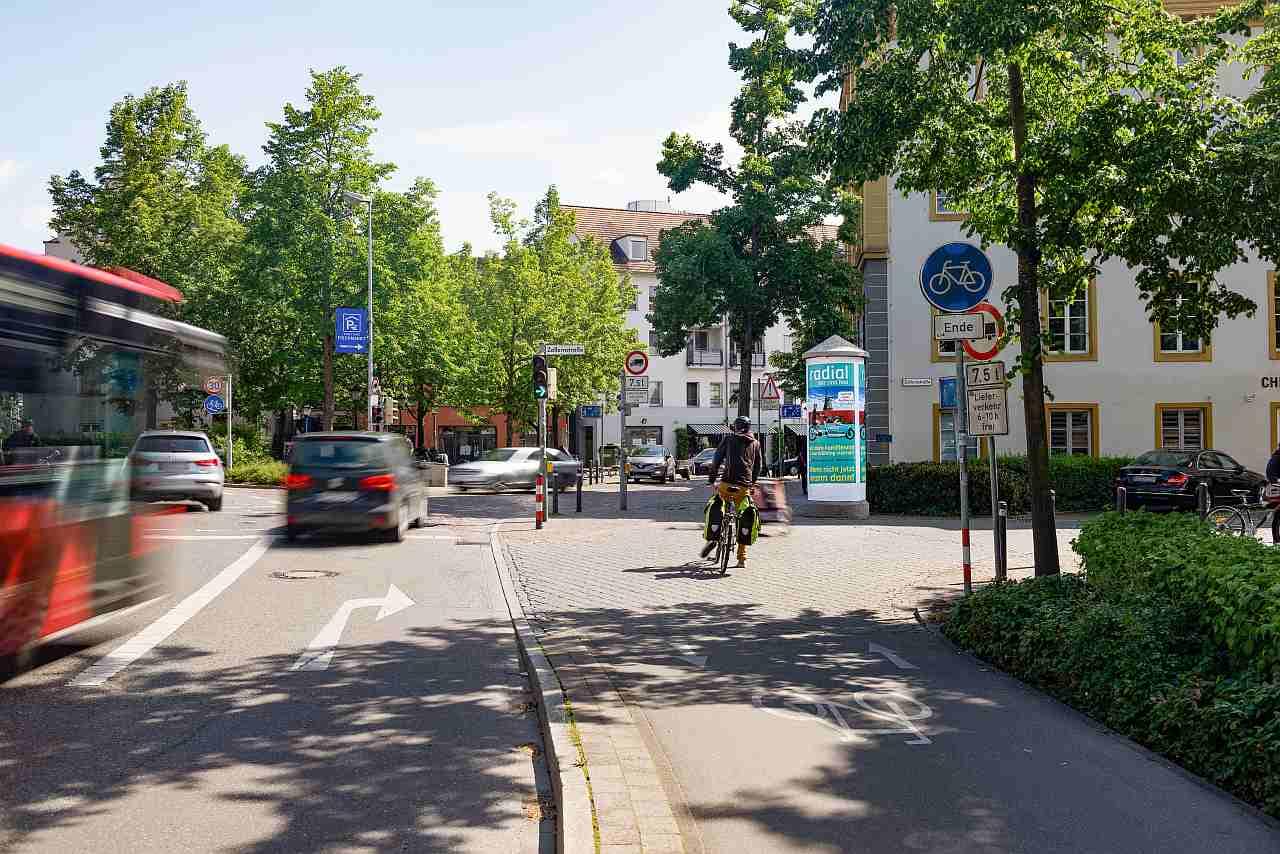 Foto einer Ganzsäule an der Zufahrt zu einem Parkhaus in Konstanz Foto einer Ganzsäule an der Zufahrt zu einem Parkhaus in Konstanz