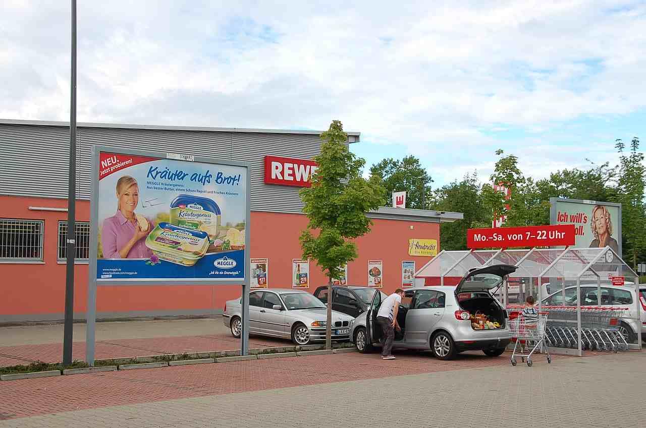 Foto einer Großfläche auf dem Parkplatz eines REWE-Marktes Foto einer Großfläche auf dem Parkplatz eines REWE-Marktes