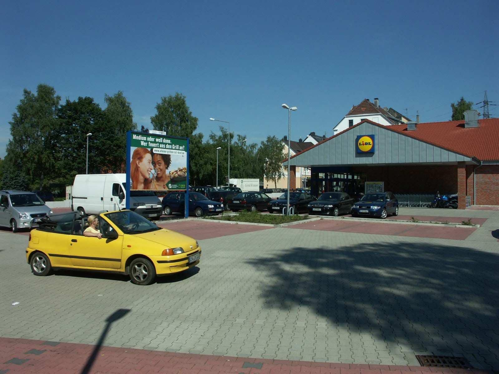 Großfläche auf dem Parkplatz eines LIDL-Marktes nähe Eingang Großfläche auf dem Parkplatz eines LIDL-Marktes nähe Eingang