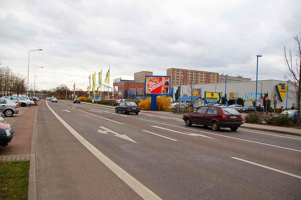 Großfläche in City-Star-Ausführung neben einem EDEKA-Markt mit Ausrichtung zur Straße Großfläche in City-Star-Ausführung neben einem EDEKA-Markt mit Ausrichtung zur Straße