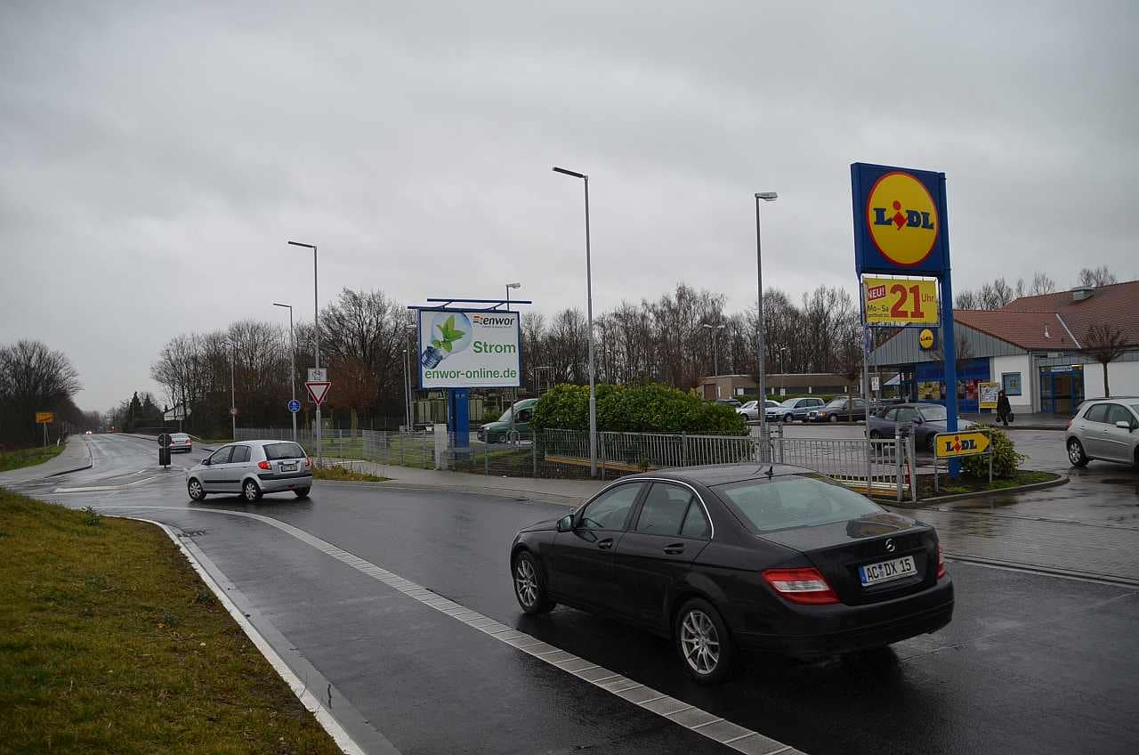 Großfläche in City-Star-Ausführung neben einem LIDL-Markt mit Ausrichtung zur Straße Großfläche in City-Star-Ausführung neben einem LIDL-Markt mit Ausrichtung zur Straße