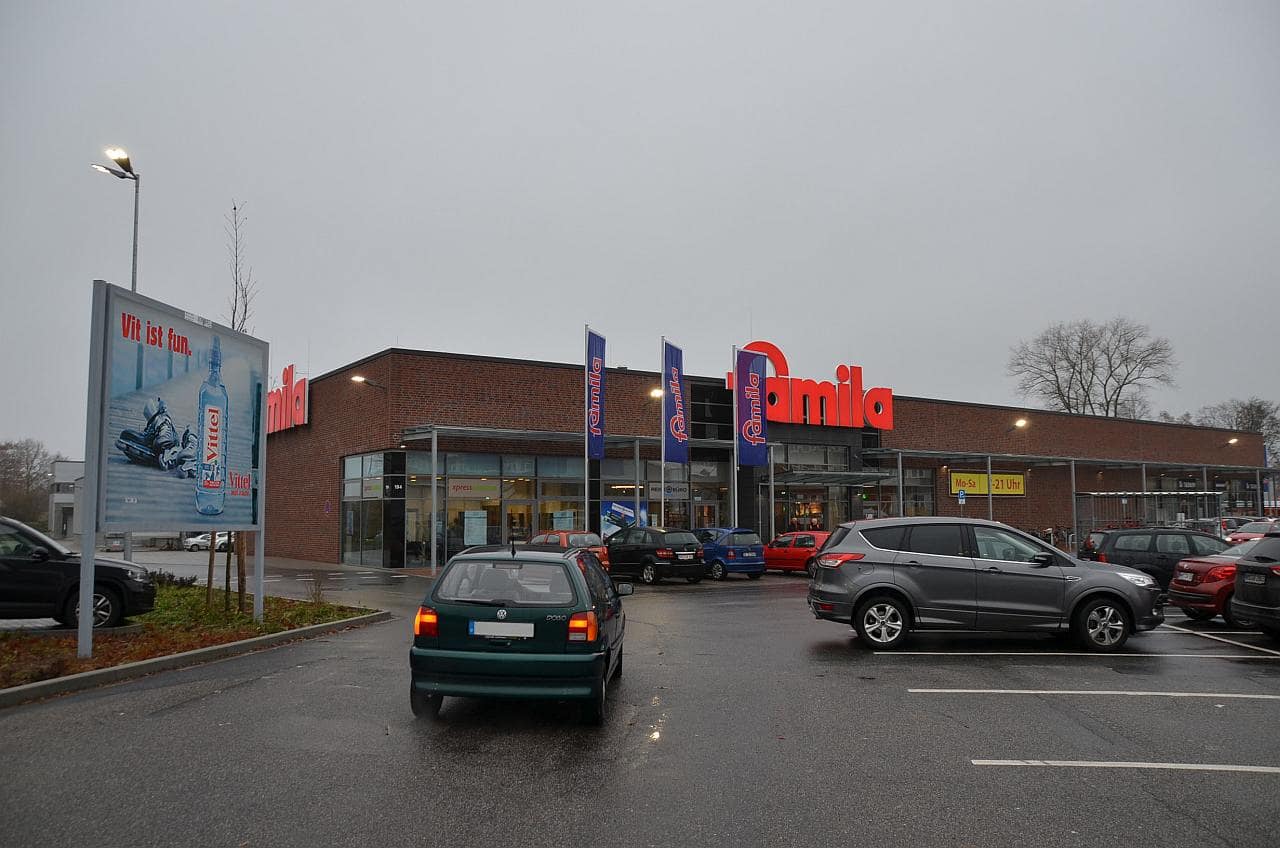 Großfläche in der nähe des Eingang zu einem FAMILA-Markt Großfläche in der nähe des Eingang zu einem FAMILA-Markt