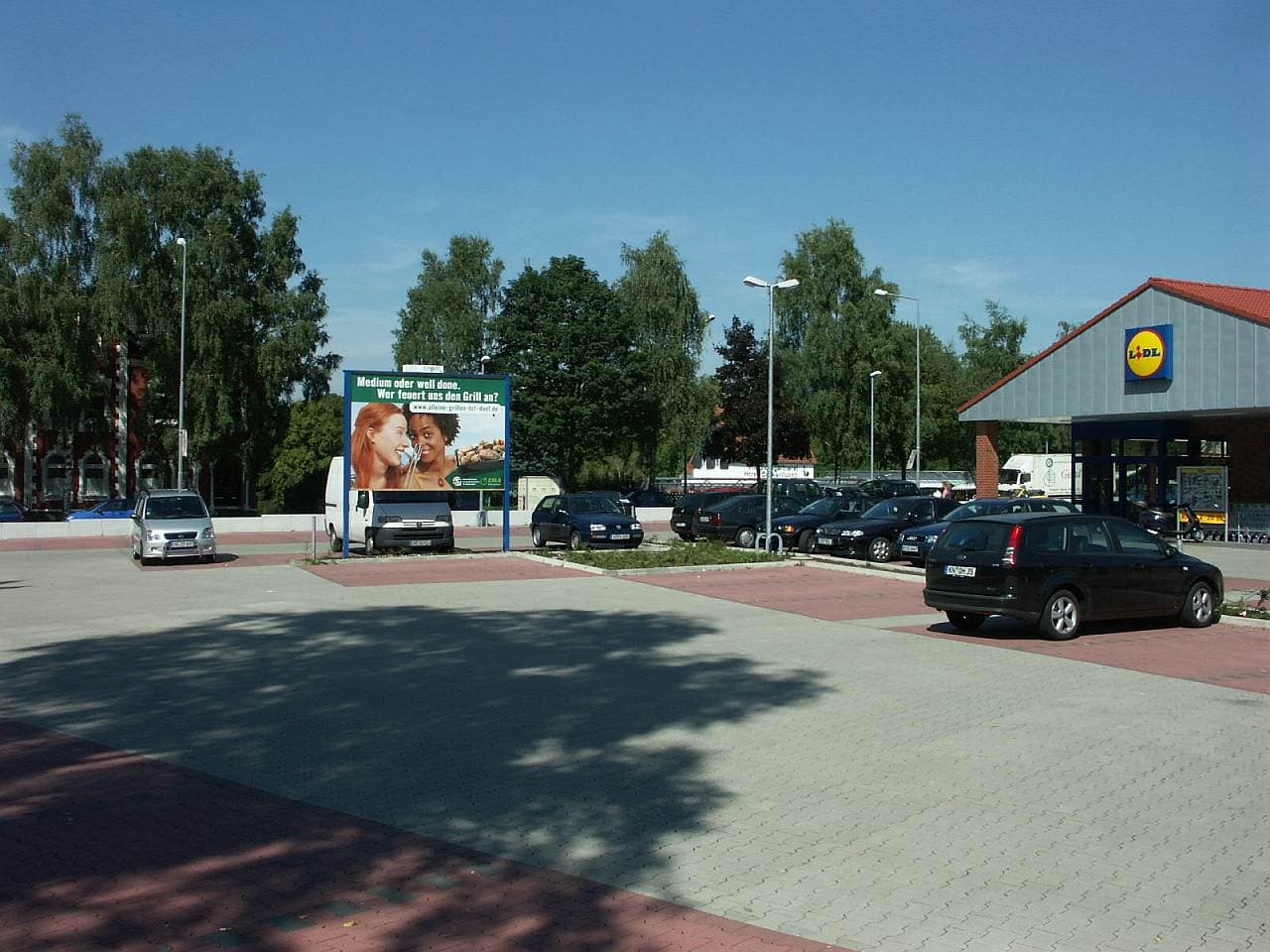 Großfläche auf dem Parkplatz eines LIDL-Marktes Großfläche auf dem Parkplatz eines LIDL-Marktes