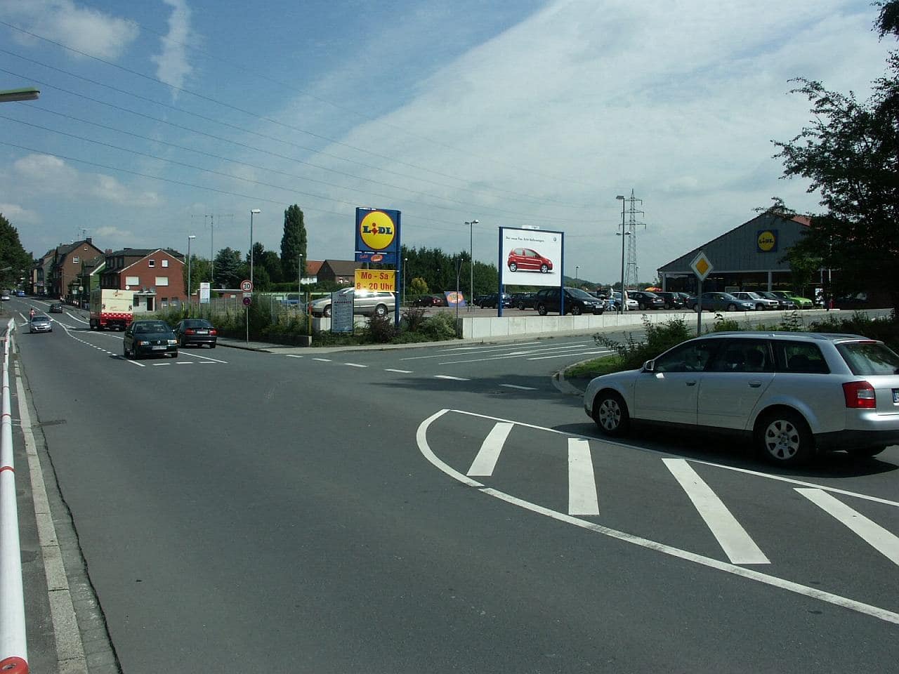 Großfläche neben Parkplatz eines LIDL-Marktes Großfläche neben Parkplatz eines LIDL-Marktes