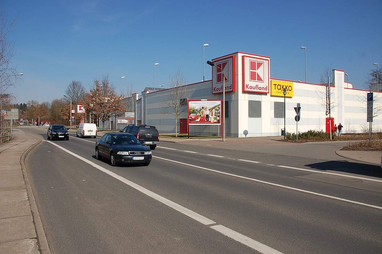 Foto einer Großfläche an der Hauswand eines KAUFLAND-Marktes Foto einer Großfläche an der Hauswand eines KAUFLAND-Marktes