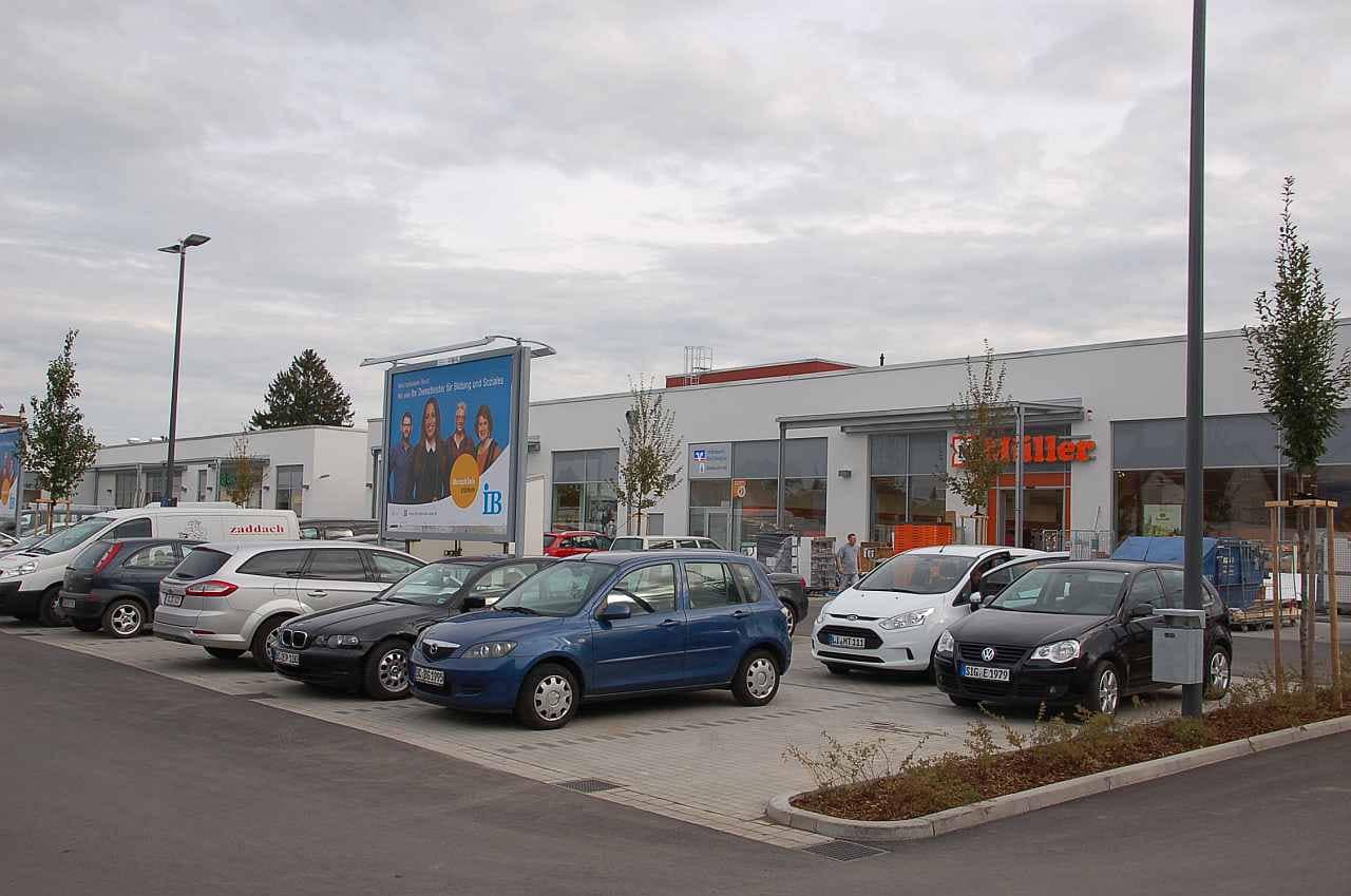 Großfläche auf dem Parkplatz vor dem Eingang zu einem MÜLLER-Markt Großfläche auf dem Parkplatz vor dem Eingang zu einem MÜLLER-Markt