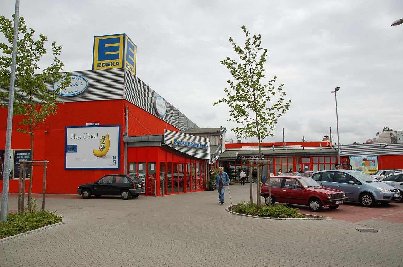 Foto einer Großfläche an der Hauswand eines EDEKA-Marktes Foto einer Großfläche an der Hauswand eines EDEKA-Marktes