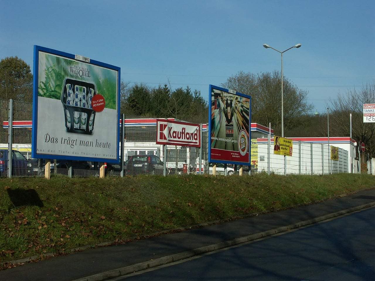 Foto von zwei Großflächen am Rande eines Kaufland-Parkplatzes Foto von zwei Großflächen am Rande eines Kaufland-Parkplatzes