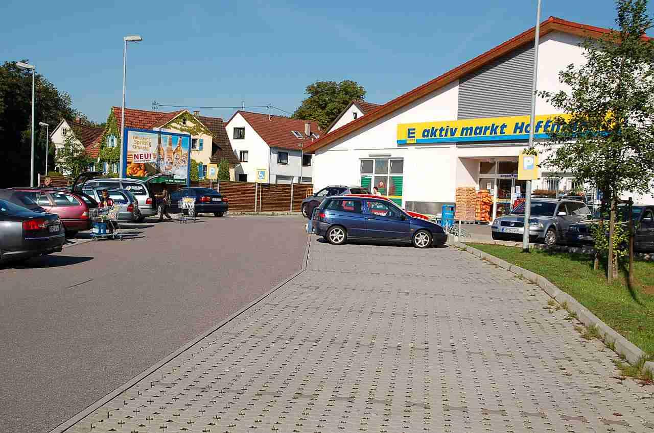 Großfläche auf dem Parkplatz eines EDEKA-Marktes Großfläche auf dem Parkplatz eines EDEKA-Marktes