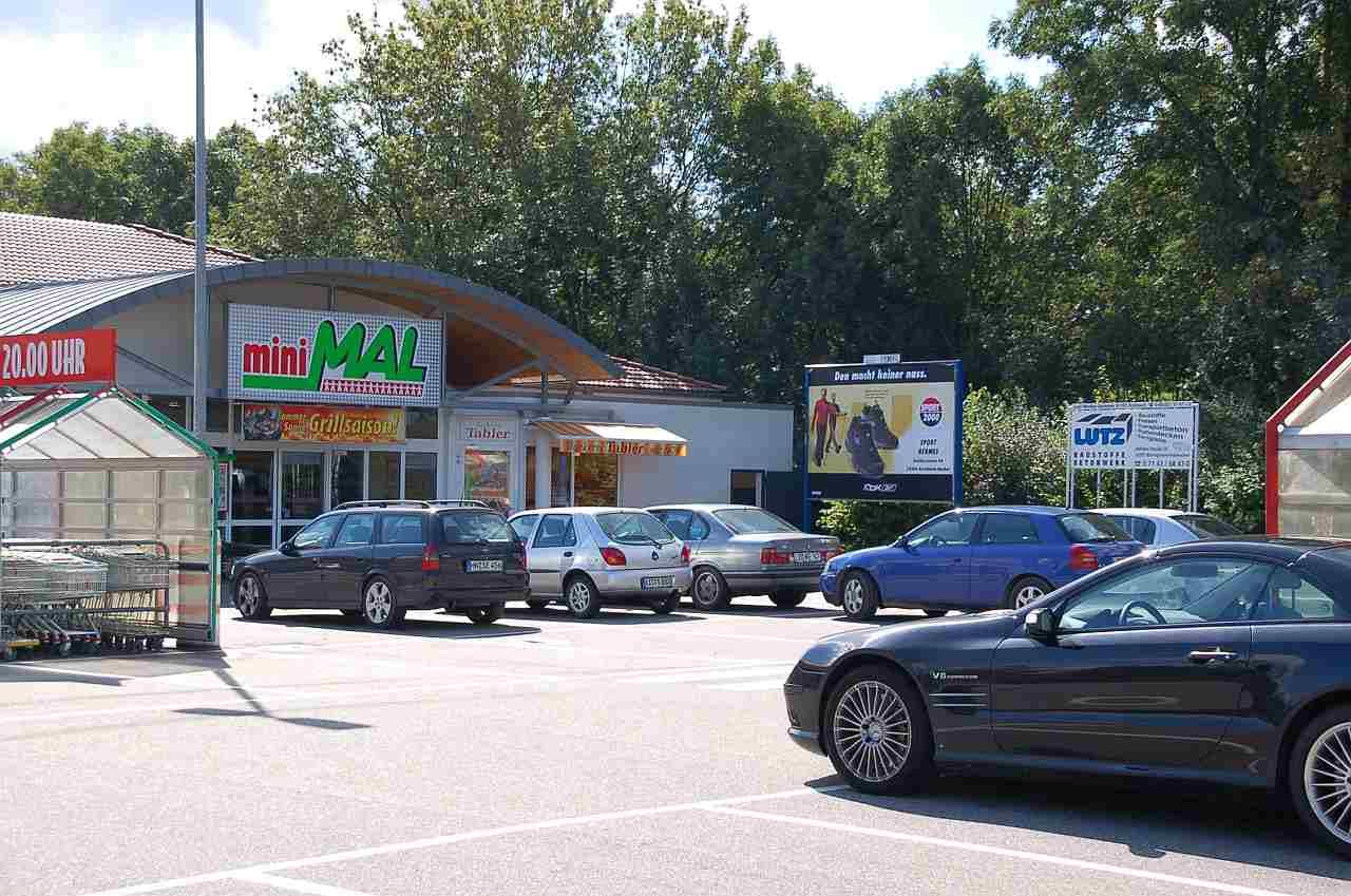 Großfläche neben dem Eingang zu einem MINIMAL-Markt Großfläche neben dem Eingang zu einem MINIMAL-Markt