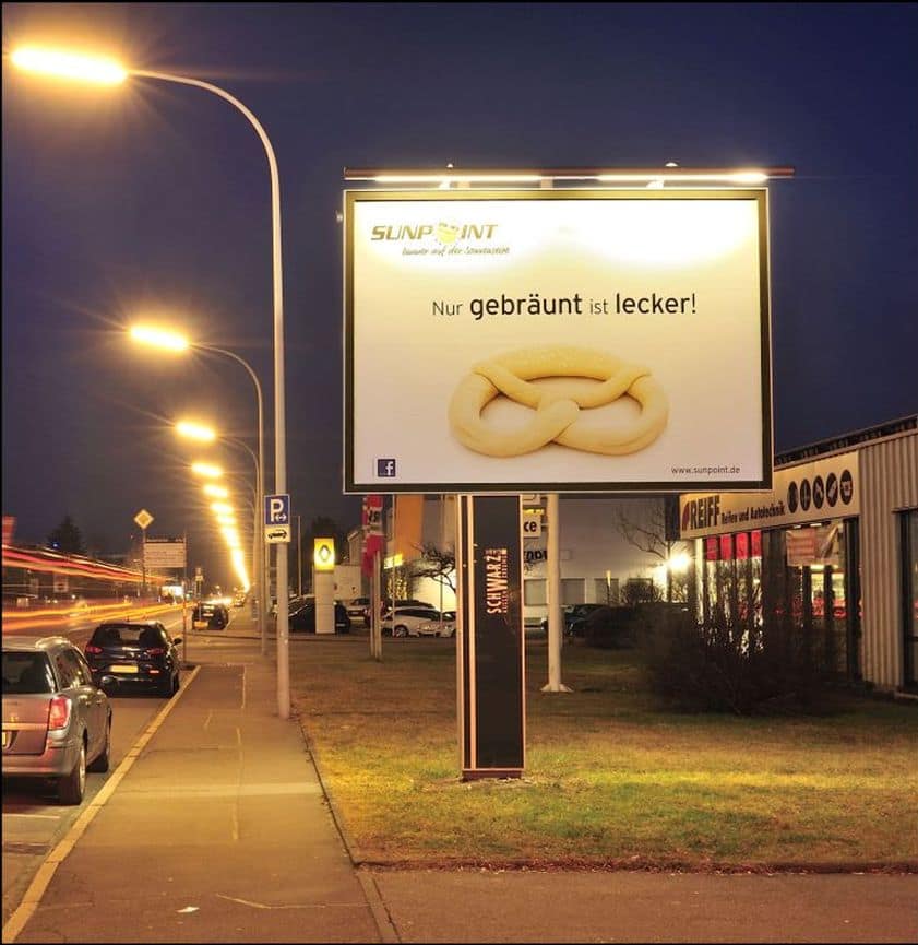 Foto einer 18/1-Großfläche in City-Star-Board-Variante bei Dunkelheit